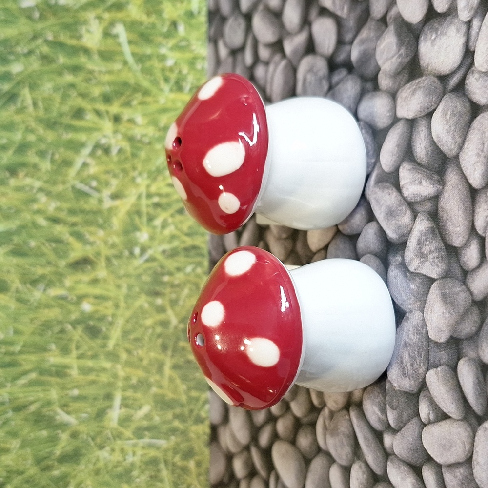 Red White Mushroom Salt and Pepper Shakers NWT Cracker Barrel